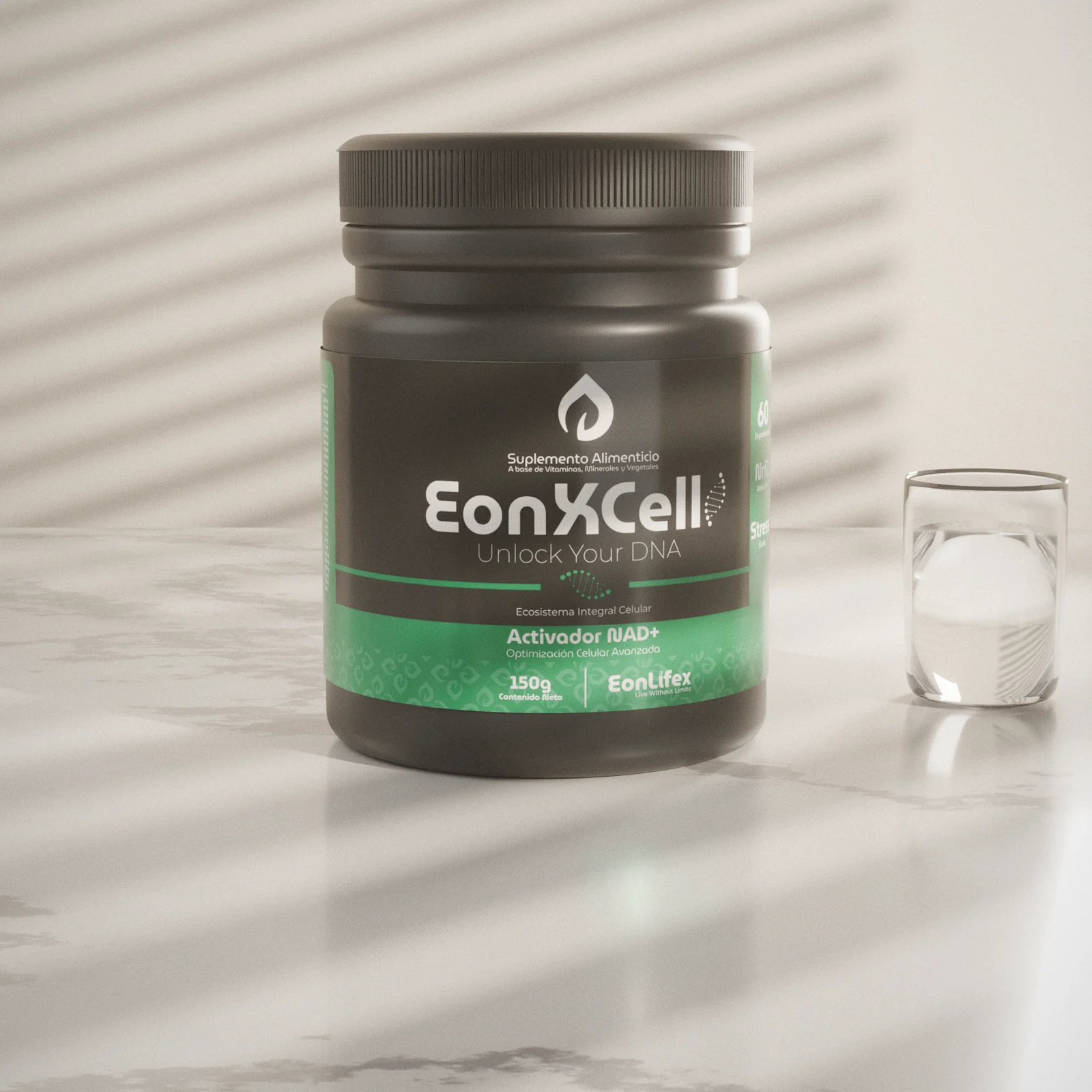 Frasco de EonXCell junto a un vaso de agua, con luz de mañana